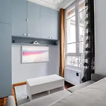 Renove Au Pied Du Metro Paris