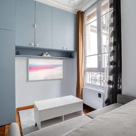 Renove Au Pied Du Metro Paris