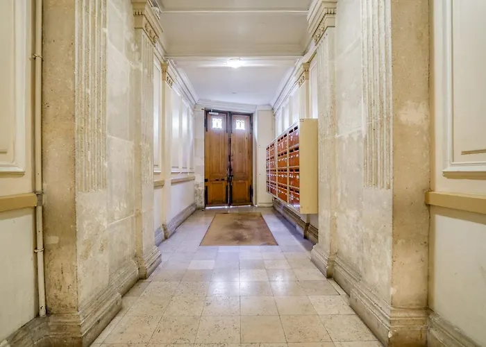 Renove Au Pied Du Metro
